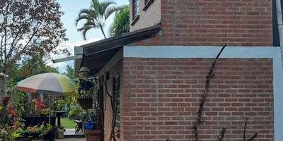 Se vende finca dentro de ParcelaciÃ³n . Medida 5000 metros  ..Ã¡rboles frutales, casa con cuatro Alcobas con closet , principal con baÃ±o y closet , cÃ³cina amplia , hermosos jardines , zona verde, cultivos frutas y plÃ¡tano ,. Dentro de condominio . Vigilancia 24 horas, condiminio con piscina .zonas verdes . Senderos  , canchas .