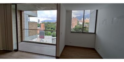 Salòn comedor, pisos en madera laminada, cocina integral abierta remodelada, 02 habitaciones, con vestier y baño, star, balcòn, 03 baños cabinados, red de gas, calentador, 02 parqueaderos cubiertos, cuarto ùtil.

Porteria 24 horas, gimnasio, piscina, turco, sauna, zonas verdes, juegos infantiles, zona de mascotas, espacios para coworking, salon de juegos, parqueadero visitantes.

Edificio cerca al  colegio la salle, Euro de la frontera, buenas vias de acceso

Intermobiliaria Poblado. S.A.S

 
