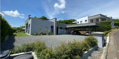 Se vende grande y hermosa casa campestre en la ciudad de Pereira zona Cerritos. Donde la naturaleza se mezcla con la elegancia, comodidad y tranquilidad de esta casa. Cuenta con 4 habitaciones, estudio, sala comedor grande, cocina integral, zona de ropas, zona verde. Zona de parqueo. Actualmente tiene una piscina portatil, se puede construir una hermosa piscina a su gusto. Lugar tranquilo e ideal para compartir con tu famila.
