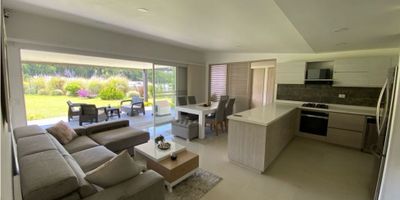 Se vende hermosa Casa Campestre cuenta con cuatro habitaciones, cada una con baño, estudio, sala de tv, cuarto de servicio independiente. 

Junto a la sala comedor, se cuenta con una hermosa y grande terraza que da acceso al lote, donde viviras tardes inolvidables. Hermosa Cocina integral y abierta.

 

Cuenta con un gan lote, donde se puede construir un jacuzzi, piscina o una cancha deporiva. Un lugar magico para tu familia.

 

Llámanos. Conce tu proxima vivienda! 
