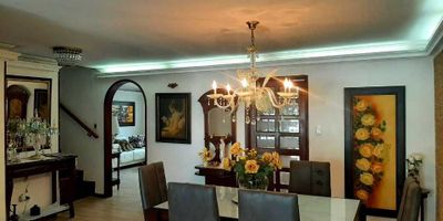 Se vende hermosa casa en el ingenio un . Dentro de condominio
1  piso sala,  comedor , estudio ,  baño social  cocina patio y alcoba de servicio. 
2 piso . Hall de TV   alcoba y baño.  Alcoba principal  con baño y vestier.
3 piso alcoba, baño, terraza y estudio
Remodelada, al día en impuestos , libre de hipotecas. Excelente ubicación.