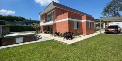 Se vende hermosa casa campestre, totalmente remodelada, en conjunto cerrado, de espacios amplios, la altura de la casa proporciona frescura a toda la casa, lote plano, vias internas pavimentadas, cuenta con 4 habitaciones, 4 baños, estudio, aire acondicionado, Jacuzzi para 6 personas.

Vigilancia privada, acceso pavimentado, a 20 minutos de la ciudad de Pereira, cerca al aeropuerto internacional matecaña, Cerca a restaurantes, supermercados. Sector tranquilo y seguro
