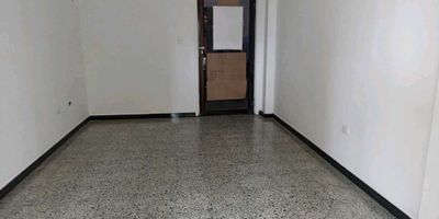 En el histórico y turístico centro de Cartagena de Indias, se encuentra esta oficina para alquiler de 39 M2 de área total. Ubicada en uno de los edificios  de la ciudad, cuenta con un acceso pavimentado y una privilegiada ubicación cerca de importantes centros comerciales, colegios y universidades.

Esta oficina para alquiler es ideal para aquellos que buscan un espacio funcional y moderno en una de las ciudades más turísticas de Colombia. Con una distribución estratégica, cuenta con un área construida de 39 M2 y un área privada de 39 M2, ofreciendo un espacio cómodo y versátil para el desarrollo de tus actividades empresariales.

En su interior, encontrarás un baño auxiliar que brinda mayor comodidad y privacidad a tus clientes y empleados. Además, la oficina cuenta con una planta eléctrica para garantizar el buen funcionamiento de tus equipos en caso de algún corte de energía.

Por su parte, en el exterior del edificio encontrarás una portería y recepción que brindan un servicio de seguridad y atención al cliente las 24 horas del día. Además, cuenta con un ascensor para facilitar el acceso a la oficina y una cochera o garaje, sin duda una gran ventaja en una ciudad con alta demanda de estacionamiento.

Cartagena de Indias es reconocida por ser un importante destino turístico en Colombia, por lo que esta oficina para alquiler tiene una ubicación estratégica cercana a áreas turísticas y atractivos históricos y culturales. No te pierdas la oportunidad de establecer tu negocio en un edificio inteligente en una de las ciudades más hermosas del país. ¡Contáctanos para más información!
