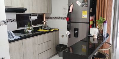 Apartamento para la venta en Alameda Del Río, Edificio Perdiz, piso 11, 57 metros, 3 alcobas, 2 baños, sala comedor, pisos en ceramica, cocina integral abierta, unidad con parqueaderos comunales, ascensor, estrato 3, piscina, parque infantil, gimnasio, salón social, portería 24 horas y cámaras de seguridad.