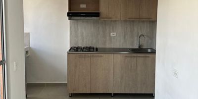 Apartamento en arriendo en Ciudadela Ríovivo, sector Fontibón en Rionegro. Este moderno y acogedor apartamento esquinero cuenta con 3 habitaciones (dos cerradas y una abierta), cocina integral, zona de lavado, sala, balcón con vista al interior de la unidad, cuarto útil y parqueadero privado. Está ubicado en una unidad cerrada con vigilancia 24 horas y acceso a completas zonas comunes que incluyen gimnasio, sala de cine, turco, sauna, sala de videojuegos, salón social y shut de basura en cada piso. Una excelente opción para quienes buscan vivir en un entorno seguro, tranquilo y con amplias comodidades cerca de todo lo que ofrece Rionegro.