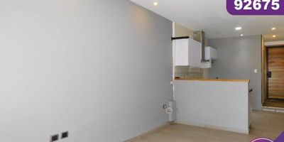 Apartamento en arriendo en la ciudad de Barranquilla ubicado en el barrio Villa del Este,  con un área aproximada de 73 mt2 , distribuidos en 1 habitaciones, 1 baño, un estudio con posibilidad de una tercera habitación, sala comedor, cocina semi integral, zona de labores y 1 parqueadero asignado, lado sombra, buena distribución en sus áreas con buenos y modernos acabados, es fresco y acogedor, su entorno es tranquilo, residencial con cómodas vías de acceso y facilidad al transporte publico cercano, sobre el sector puede encontrar, restaurante La Potra, supermercado Olímpica 84, y centro comercial Le Meridiem.