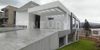 VENDO ESPECTACULAR CASA PARA ESTRENAR DUITAMA  CONDOMINIO SURBA Y BONZA,. Descubre esta majestuosa propiedad de 749 m² de área de terreno  y 300 metros² de área construidos, ubicada en la  zona residencial mas privilegiada de Duitama. Con un diseño arquitectónico contemporáneo, cada rincón invita al descanso y al disfrute. , esta maravillosa casa s tiene la ventaja que  todo esta en un solo nivel, es amplia con excelentes acabados, accesorios de lujo  importados, ventanas y puertas de vidrio de doble diámetro para aislar el ruido, tres habitaciones, la principal con jacuzzy,  walkin closet, doble lavamanos, dos habitaciones que comparten un baño moderno y amplio, ventanas de piso a techo, cocina integral tipo americano, horno eléctrico,  horno microondas, nevecon kitchen Aid, isla central con estufa de inducción. zona de lavandería independiente,  estudio, sala comedor amplia, balcón,   pisos en porcelanato, techo en drywall a doble altura, parqueadero para 2 vehículos, , lámparas importadas con luces LED, puerta de seguridad con detector de rostro, pisos en porcelanato, el condominio cuenta con canchas múltiples, cancha de tenis, zona de recreación para niños, amplias zonas verdes, vigilancia las 24 horas