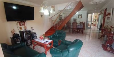 Descripción 447-13175 Casa en Arriendo en San Antonio de Pereira. Esta casa de 161 metros de 2 niveles ofrece un diseño cómodo y funcional. Cuenta con 4 alcobas, 3 baños, sala comedor iluminada, cocina integral, patio, 2 balcones con vista agradable, estudio ideal para trabajo remoto, 2 clósets. Además, dispone de parqueadero privado. Si la requiere amoblada el costo es de 3.300.000. Se encuentra ubicada a 2 cuadras del parque de San Antonio de Pereira. Su ubicación estratégica permite fácil acceso a rutas de transporte público, cerca a supermercados y restaurantes. Código del inmueble 1317