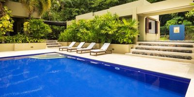 En el exclusivo Condominio Entrepuentes en APULO se encuentra esta hermosa casa campestre rodeada de naturaleza. Al ingreso, dispone de dos parqueaderos independientes y tres adicionales al frente, sumando cinco. Cuenta con piscina privada, pérgola, árboles frutales, orquídeas y cuarto de máquinas. Un corredor exterior conduce a la zona social: sala-comedor con vista espectacular y excelente ventilación, cocina integral equipada, amplia despensa, bar con cava de vinos, zona BBQ y baño auxiliar. La zona de alcobas se conecta por un hall con hamacas. Son cuatro alcobas, todas con baño privado, ventilador y camas en mampostería. Una con aire acondicionado y otra completamente independiente. Las puertas de las habitaciones permiten apertura total para una ventilación natural. Incluye un nacimiento de agua azufrada.