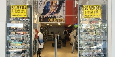 local en venta en el centro comercial cosmocentro, con área de 115 metros cuadrados, con bodega auxiliar. ubicado en el segundo piso; es un zona muy acreditada por el alto de flujo de personas. tiene fachadas de vidrio facilitando la visión hacia el interior del local, cuenta con baño, dos Vestier, área de cocina y zona de aseo.