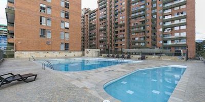 Apartamento amoblado en arriendo area 89 m2, con de 2 alcobas 1 con baño privado, baño social, salón comedor, aire acondicionado y balcón. Unidad con zonas comunes. Fáciles vías de acceso por Clle 30 y la Avenida Regional, situado cerca a centros comerciales como Punto Clave, Premium Plaza, Monterrey. Se arrienda incluido servicios hasta $200.000 e internet y televisión. Código Abad AMO374.SIMI 585-27663, asesor Alexander Vanegas cel. 312 757 1291. 