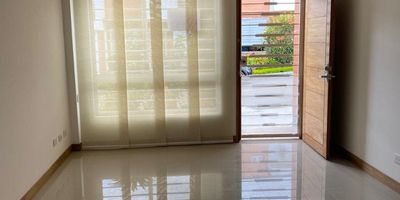 Casa en VENTA de 3 habitaciones - principal con baño y vestier, 2 baños. 1 baño social, cocina, garaje con motor, patio techado - calentador.