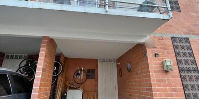 Casa en venta en conjunto residencial Saman . Palmira Valle del Cauca 
Casa de dos pisos.

Parqueadero semi cubierto.
Cocina integral.
Zona de sala y comedor.
Patio de ropas
Baño social 
Piso 2.

3 habitaciones con closet
La principal con baño y Vestier.
Mesanine
Estudio.

La casa se encuentra en excelentes condiciones, excelente ubicación en una de las mejores zonas de la ciudad , de alta valorización, cerca al centro comercial Llanogrande, 10 minutos del aeropuerto.

La unidad cuenta con vigilancia 24 horas, salón social, piscina , juegos de niños , cancha múltiple.

Valor 320 millones.