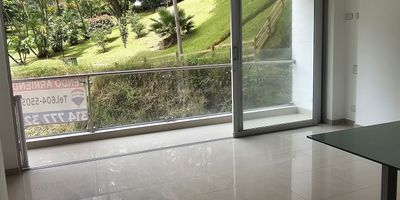Apartamento en Envigado con amenidades exclusivas y ubicación estratégica. Descubre este acogedor apartamento en el corazón de Envigado, un sector con alta valorización y calidad de vida en el área metropolitana del Valle de Aburrá. Con tres habitaciones, dos baños, parqueadero privado y cuarto útil, esta propiedad en piso 3 ofrece una distribución funcional y excelente iluminación. La unidad residencial Almendros Terra combina comodidad y estilo con espacios como coworking, fogata, gimnasio, juegos infantiles y una piscina en sky deck con vista panorámica. El entorno campestre, sumado a la cercanía al centro comercial Mayorca, colegios, universidades, parques y rutas de transporte que conectan con la estación Sabaneta del metro, hacen de este apartamento una opción ideal para quienes buscan tranquilidad sin renunciar a la conectividad y el acceso a servicios clave. Vigilancia 24 horas y zonas comunes modernas complementan esta atractiva oferta inmobiliaria.