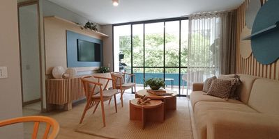 Apartamento para venta en Envigado, sector Camino Verde, muy bien ubicado cerca a la Ruta a Los Salados. El apartamento está ubicado en un piso 12 y cuenta con un área de 77 m2 aproximados, consta de 2 alcobas, 2 baños, closet y vestier, salón comedor, balcón, estudio, cocina integral, calentador, piso laminado y cerámica, parqueadero cubierto más cuarto útil. En conjunto cerrado que cuenta con ascensor, salón social, piscina, juegos infantiles, turco, parqueadero para visitantes, zonas verdes, gimnasio, placa polideportiva y portería 24 horas. Precio de oportunidad por debajo de sala de ventas. 