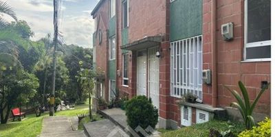 Arriendo casa en Medellín, sector Rodeo Alto. Ubicada en urbanización con amplias zonas verdes, buen comercio y fácil acceso, cerca al Club El Rodeo. Cuenta con 90 m² construidos, 3 alcobas, 2 baños completos y baño social, espacio para estudio, sala-comedor, cocina integral, patio y parqueadero común. Estrato 3. Valor del arriendo: $2.500.000.

