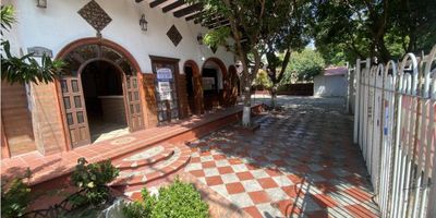 ¡Oportunidad de Inversión Única! Espacio Ideal para Hostal, Hogar Geriátrico o Hogar de Paso

Te presentamos una propiedad excepcional, perfecta para desarrollar proyectos sociales, turísticos o de bienestar. Este inmueble cuenta con 1200 mt2, con 29 habitaciones, de las cuales 6 son tipo apartaestudio, equipadas con sala, cocina y baño privado, lo que brinda independencia y comodidad para sus ocupantes.

Ubicado en una zona tranquila y segura, rodeado de naturaleza, árboles frutales y amplias áreas sombreadas, este lugar ofrece el entorno perfecto para la atención de personas mayores, niños o visitantes que buscan descanso, bienestar y tranquilidad.

Además, dispone de una amplia piscina, espacios comunes ideales para actividades recreativas o terapéuticas, y zonas que pueden ser adaptadas para labores como cocina, jugoterapia o talleres ocupacionales.

Ya sea para establecer un hogar geriátrico, un hogar de paso, un centro de cuidado especial o un hostal con ambiente natural y relajado, esta propiedad es una inversión segura y versátil con todo el potencial para crecer y generar retorno a corto y mediano plazo.
