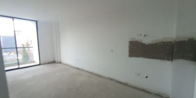 Apartamento en venta en La Ceja, barrio Centro, Antioquia. Este inmueble para estrenar se encuentra en el piso 1 y ofrece 68 m² de área construida y privada. Dispone de 2 habitaciones y 2 baños, sala comedor, cocina y balcón. Se entrega en obra gris (sin acabados), permitiendo personalizar cada detalle a su gusto. El edificio cuenta con vigilancia. Precio de venta: $250,000,000. Tenga en cuenta que no incluye parqueadero. Para más información o para visitar este apartamento en La Ceja, contáctenos vía WhatsApp o consulte nuestras opciones de teléfono.