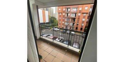 SE VENDE APARTAMENTO PISO 3 EN VALLE DEL LILI, sin ascensor, excelentes acabados, 65m2, cuenta con 3 habitaciones más estudio, la principal con baño y vestier, baño de alcobas, sala comedor, balcón, cocina abierta, zona de oficios, excelente ubicación. Parqueadero comunitario, unidad con excelentes zonas sociales. Nota: se encuentra alquilado en 1.200.000 mensuales hasta el 31 de diciembre del 2025
