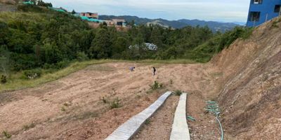 Lote en venta en parcelación campestre en El Escobero, Envigado parte alta. Ubicado en un entorno natural, rodeado de bosque, senderos y aire puro, este lote está en una unidad cerrada con vigilancia, muy cerca de Las Palmas y la estación de servicio del Escobero.

Con un área de 1.440 m2, es el espacio perfecto para construir tu casa IDEAL en una zona tranquila, de alta valorización y excelente conectividad con Medellín y el Oriente Antioqueño. Disfruta privacidad, seguridad y naturaleza en una parcelación consolidada.

 
