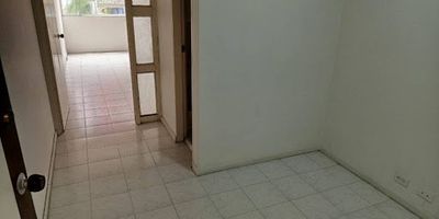 Comoda oficina con area de 40M2 con 3 módulos 1, mesanine 1 baño privado, 1 MiniSplett, 1 parqueadero cubierto. Para mayor informacion comunicarse al 3103597461 asesor Juan David