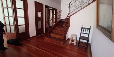 Espectacular casa con excelente ubicación, de buen espacio, iluminación y ventilación; estructura de 2 pisos con altillo  10  habitaciones, 15 baños, sala, comedor, cocina y altillo. Se encuentra cerca a vías principales como secundarias permitiendo buen acceso vehicular y de transporte público como lo es SITP, TAXI y estaciones de Transmilenio. Para mayor información puede comunicarse con la Ejecutiva comercial Marcela Rodríguez al número celular 3214291261.