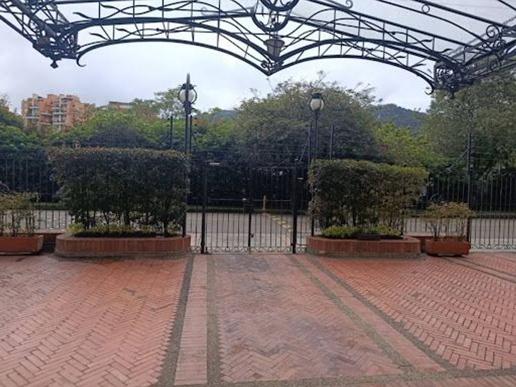 Casa de 3 alcobas en venta en La Carolina, Bogotá, 211 m² · foto 3 de 20