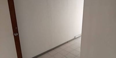 Comoda oficina con area de 40M2 con 3 módulos 1, mesanine 1 baño privado, 1 MiniSplett, 1 parqueadero cubierto. Para mayor informacion comunicarse al 3103597461 asesor Juan David 