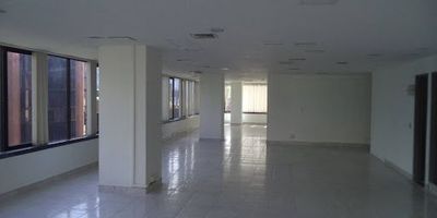 Excelente oficina en el sector de milla de oro, 160 metros, 2 baños ,2 garajes, remodelada, excelente vista.