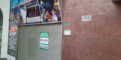 Local en excelente ubicación en el Centro Comercial Junin La Candelaria, sector La Candelaria centro, cuenta con amplios espacios, 21.30m2, 1 baños, cocineta, buena iluminación, cerca a entidades financieras, almacenes, centros comerciales, restaurantes, de fácil acceso.