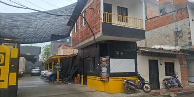 Venta de local comercial en Apartadó, Antioquia, ubicado en zona urbana de alto desarrollo, con excelente acceso a vías principales, barrios residenciales consolidados, instituciones educativas y comercio local. Ideal para inversionistas que buscan aprovechar el crecimiento urbano y comercial del municipio.

El lote tiene un área de 322 m² y una construcción de 107,4 m² en dos niveles. En el primer nivel cuenta con oficina y acceso vehicular; en el segundo nivel se encuentra una habitación y baño. Actualmente funciona como parqueadero, generando ingresos inmediatos, con gran potencial para nuevos desarrollos.

Según la norma urbanística vigente, el lote permite un índice de ocupación del 80 %, índice de construcción de hasta 2.7 y altura máxima de tres pisos, habilitando usos residenciales, comerciales o de servicios.

Excelente oportunidad en un sector en expansión.
