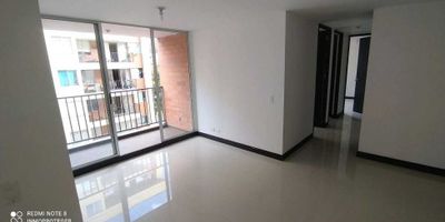 Apartamento con excelente ubicacion cerca a avenida el poblado, clinica de la policia y centro ccial mayorca, todas las rutas de transporte, senderos y zonas verdes, colegio, iglesia y todo lo que puede ofrecer este sector tranquilo del municipio de Envigado. Es un 4 to piso con ascensor y en unidad cerrada. Recien remodelado en su totalidad ( como nuevo para estrenar ). En su interior encontramos 3 alcobas todas con closets ( uno es vestier ), 2 baños, sala completa, salon comedor, estudio y balcon ( no le da el poniente ), cocina integral en marmol, zona de ropas y tiene parqueadero cubierto ( No tiene util ). En su exterior: Portería de las 24 / 7, plazoleta con juegos, piscina, sauna, turco, placa deportiva, 
