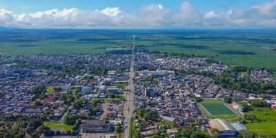 Venta de local comercial con apartamento en Apartadó, sector Obrero. Zona con alto flujo peatonal y comercial, excelente conectividad, vías pavimentadas y acceso a múltiples rutas de transporte público. Rodeado de barrios consolidados como Las Brisas, Chinita y Primero de Mayo, con entorno mixto ideal para negocios y renta comercial.

La propiedad tiene 294 m² construidos, distribuidos en 4 locales comerciales independientes y un apartamento residencial. Actualmente genera renta gracias a negocios como barbería, taller, tienda de suministros y venta de comidas rápidas. El apartamento incluye 2 habitaciones, 2 baños, sala-comedor, cocina y zona de ropas.

Una excelente oportunidad para inversionistas que buscan rentabilidad inmediata y constante en una zona en crecimiento y alta demanda.

 
