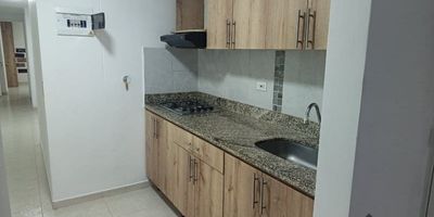 Este apartamento tiene 55 metros cuadrados; se encuentra ubicado en el sector Calle del Banco, Sabaneta (Ant); muy cerca del parque principal y la estación Sabaneta del metro.
Está dividido en dos habitaciones con sus respectivos closets, un baño social, sala comedor, cocina semi-integral, balcón, zona de ropas y se encuentra en edificio con ascensor. Es ideal para quienes buscan comodidad, cercanía a todo y una excelente ubicación con alta valorización.
¡No dejes pasar esta oportunidad única! Contáctanos al 3012021300 para programar una visita y descubre más sobre esta increíble propiedad!
