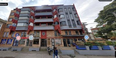 Descubre esta exclusiva oficina ubicada en el corazón de la ciudad, con una distribución inteligente que aprovecha al máximo sus 30 metros cuadrados. Con un baño  y un cómodo parqueadero, este espacio es ideal para profesionales que buscan un ambiente de trabajo inspirador y funcional. Su diseño crea un ambiente profesional y acogedor, perfecto para recibir a clientes y colaboradores. No pierdas la oportunidad de hacer de este lugar el epicentro de tus negocios. ¡Contáctanos para más información!