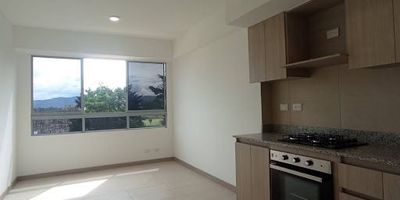 Si estás en busca de un inmueble para arriendo este es el lugar que necesitas, acogedor y perfectamente ubicado, entonces este es el apartaestudio ideal para ti, en una de las  zonas más exclusivas de Rionegro con acceso pavimentado y amplias zonas verdes, este apartaestudio para arrendar te ofrece tranquilidad y calidad de vida. Con un área construida de    40   metros cuadrados, este apartamento cuenta con  1    alcoba en estilo , perfecta para una familia pequeña o parejas  buscan comodidad y amplitud en su hogar. Además, cuenta con 2      baños completos, uno de ellos en la habitación principal ideal para tener privacidad y comodidad.  con   1      vestier     1 parqueadero y no cuarto útil. En cuanto a las características externas, este apartamento no se queda atrás, ya que se encuentra en una urbanización cerrada con vigilancia las 24 horas del día, brindándote seguridad y tranquilidad. Con una excelente ubicación exterior.