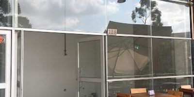 se arrienda local comercial para comidas en rionegro sector llanogrande, mall comercial sobre la via llanogrande aeropuerto, cerca al hospital san vicente, cuenta con vigilancia 24 horas