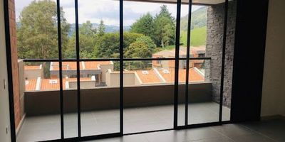 se arrienda hermoso apartamento para estrenar en el retiro piso tres, cuenta con dos alcobas, dos baños, balcón, parqueadero privado, unidad cerrada, portería 24 horas