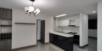 Elegante apartamento en arriendo en el exclusivo sector NORTE de Cali, Valle del Cauca. Consta de 2 habitaciones, 3 baños, parqueadero cubierto y una amplia área de 100m². Cuenta con depósito, balcón con vistas a la ciudad y las montañas. El conjunto ofrece gimnasio, piscina, baño turco, juegos infantiles, sala de juntas, portería, salón comunal, ascensor y jacuzzi. ¡Disfruta de la comodidad y lujo que mereces! Contáctanos en Renta Inmobiliaria S.A.S. al número 3046635650No dejes pasar esta oportunidad!