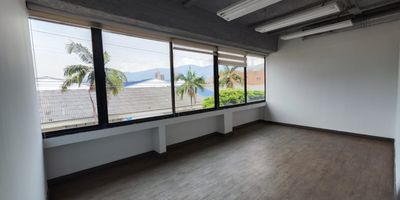 Local de 287 m2 con un amplio espacio, ideal para actividades comerciales que requieran comodidad y funcionalidad. Su diseno versatil permite adaptarse a diversas necesidades empresariales. Los banos se encuentran en un pasillo compartido, optimizando el uso del area interna del local. Con un canon de 12.310.000 + IVA + administracion, este espacio es una excelente opcion para negocios que buscan una ubicacion estrategica y bien estructurada para potenciar su crecimiento.