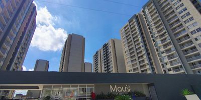 Edificio ubicado en un sector EXCLUSIVO del nuevo corredor universitario donde se desarrolla el municipios de puerto Colombia De ambiente fresco luz natural durante el día con espacios amplios dedicado para la familia. El apartamento se encuentra para estrenar. Cuenta con concina integral con mesón en granito pulido gabinetes inferiores, sala comedor, baños amplios, hall de alcoba área, de labores, balcón panorámico. El conjunto ofrece piscina, gimnasio, salón social, parque infantil, amplias zonas verde.