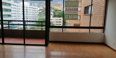 Apartamento muy iluminado de amplios espacios, ubicado cerca a la AV el Poblado, clínica, centro comercial y a transporte público.