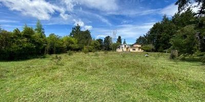 Lote independiente en llanogrande, exclusividad, naturaleza y alta valorización. situado en una de las zonas más exclusivas del oriente antioqueño, con acceso rápido a la vía principal, al aeropuerto José maría Córdova y a solo minutos de centros comerciales, restaurantes y servicios. Código Abad Faciolince LOT1725 Asesor Juan Pablo Pérez 3243488496 