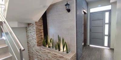 Excelente oficina para estrenar ubicada en el centro de Rionegro sector las playas. Cuenta con  40 metros cuadrados abiertos sin divisiones, esta oficina cuenta con un baño completo y una cocina completa,  El edificio dispone de ascensor y  muy iluminada. , lo que la convierte en una ubicación estratégica y conveniente para su empresa.