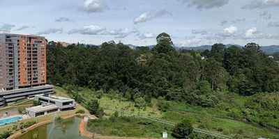 Se arrienda apartamento para estrenar en rionegro, sector los colegios, cuenta con 3 alcobas, 2 baños, sala comedor, cocina integral, zona de ropas, parqueadero doble, cuarto util, facilidad de transporte, cerca a colegios y supermercados 