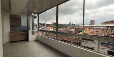 Gran  oficina para estrenar ubicada en el centro de Rionegro. Cuenta con  42 metros cuadrados, tiene un baño completo y una cocina completa, además de una vista panorámica perfecta.  con ascensor, cómodas vías de acceso, Iluminada y está ubicada en el sector Las playas, Excelente para instalar su negocio.