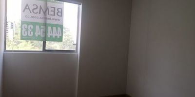 Bemsa propiedad raíz, ofrece hermoso apartamento muy iluminado, de excelentes acabados, tres alcobas, dos baños, salón comedor, cocina integral, las alcobas cuentan con persianas, pisos en madera laminada, la unidad cuenta con piscina, turco, gimnasio, salón social, zonas verdes, tiene vista hacia el sur, no registro, de fácil acceso cerca a la avenida el poblado, supermercado la vaquita y transporte público.