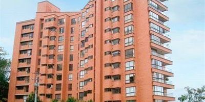 BEMSA PROPIEDAD RAIZ OFRECE EXCELENTE APARTAMENTO EN SAN LUCAS ESPECIAL PARA QUIEN QUIERA VIVIR EN CONTACTO CON LA NATURALEZA YA QUE TIENE VISTA VERDE POR TODOS LOS ESPACIOS Y TOTALMENTE SILENCIOSO. EL APARTAMENTO CUENTA CON 157 METROS EXCELENTEMENTE DISTRIBUIDO, SALA, COMEDOR INDEPENDIENTE, BIBLIOTECA, AMPLIO BALCON, 3 ALCOBAS CADA UNA CON BAÑO, BAÑO SOCIAL, ALCOBA DEL SERVICIO, DOS GARAJES Y CUARTO UTIL. LA URBANIZACIÓN DE SOLO DOS TORRES TIENE UN SALON SOCIAL MUY GRANDE RODEADO DE NATURALEZA, PISCINA, SAUNA, TURCO Y JUEGOS INFANTILES. MAGNIFICA UBICACIÓN, COMPLETA TRANQUILIDAD, EXCELENTE INVERSIÓN. MAYORES INFORMRS CON ANA MARIA ESCOBAR EN EL 3146209240.