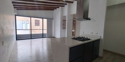 Apartamento en arriendo en Rionegro de 69 M2, ubicado cerca de la somer, cuenta con sala comedor, 2 habitaciones, cocina integral, 2 closets, 2 baños, parqueadero, cuarto útil. Unidad cerrada con jacuzzi, gimnasio, portería 24/7, salón social. Cerca a todo