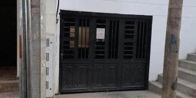 Espacioso local y/o bodega a 3 cuadras del parque de marinilla, cuenta con 20mts2 de fondo y una excelente zona comercial.